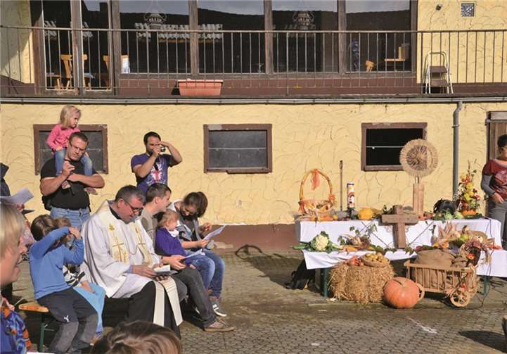 Pastor Marmann zelebriert den Wortgottesdienst am festlich geschmückten Erntedank-Altar.