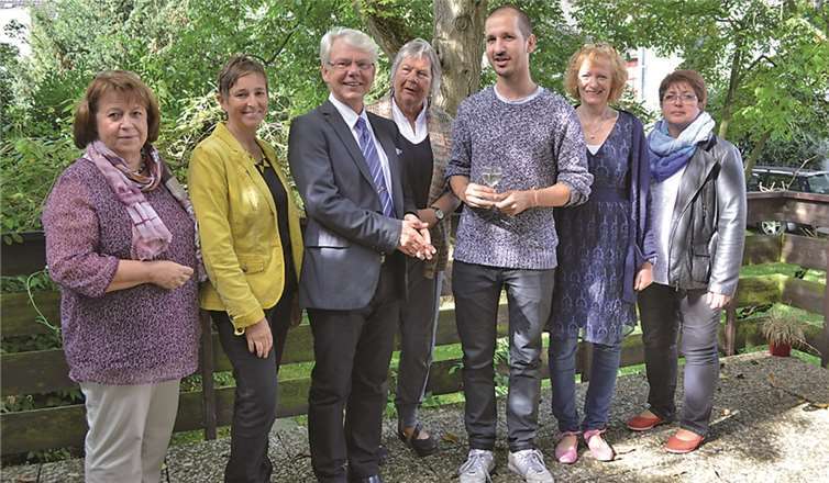 Pastor Michael Schankweiler (3. v. l.), die Presbyter und die Gemeindemitglieder hießen den neuen Kantor Felix Schönherr (3. v. r.) und die neue Gemeindereferentin Silke Farnschläder (2. v. l.) herzlich willkommen. AB