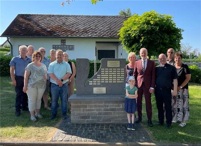 Pastor Michael Wilhelm nahm in einer kleinen Feierstunde, unter Anwesenheit der Spendengeber und dem durchführenden Team, die Einsegnung vor.  Quelle: Team „Tafel der Erinnerung“ Friedhof Zettingen