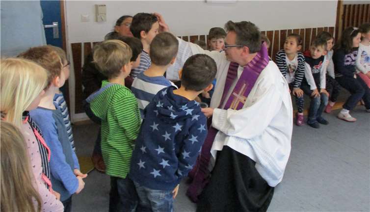 Pastor Norbert Missong und Gemeindereferentin Marianne Krämer-Birsens spendeten das Aschekreuz an die Kinder und Mitarbeiter der Einrichtung.
