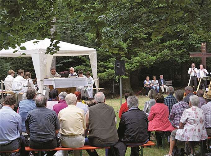 Pastor Norbert Reichel hielt die Bergmesse, einer alten Tradition folgend, mitten im Wald.  MT