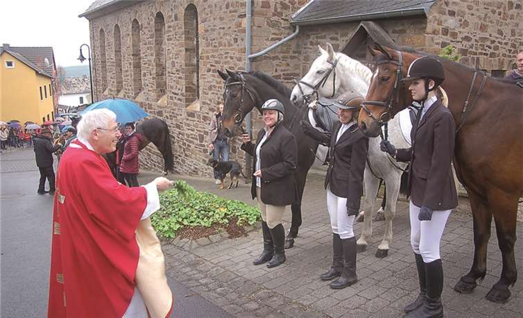 Pastor Peter Bollig hatte sichtlich seine helle Freude am Verteilen des Segens.