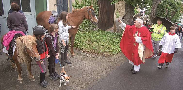 Pastor Peter Bollig hielt die Messe und segnete anschließend Tiere und Geräte. RÜ