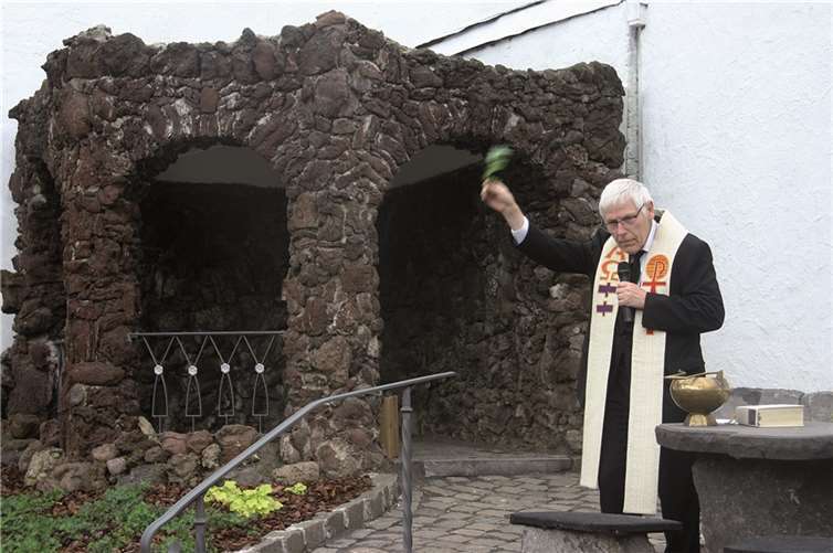 Pastor Peter Bollig segnete die Grotte ein.