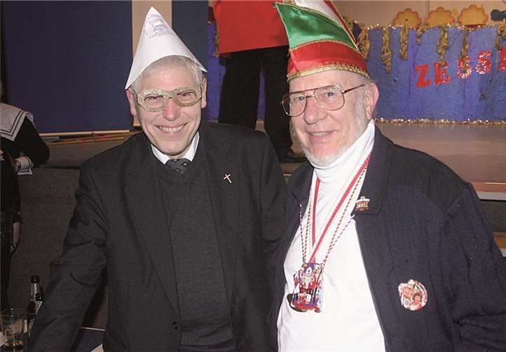 Pastor Peter Bollig und Pater Nick fühlten sich sichtlich wohl bei den Jecken im Saal.