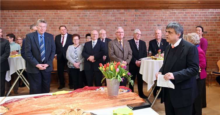 Pastor Peter Dörrenbächer begrüßte zahlreiche Gäste im Pfarrheim St. Pius.Foto: DU