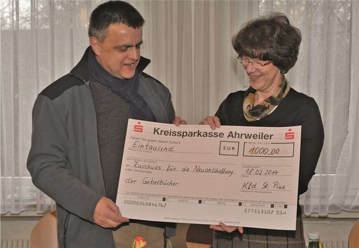 Pastor Peter Dörrenbächer (l.) nimmt die Spende über 1000 Euro von der Vorsitzenden Anne Ahrend (r.) entgegen. privat