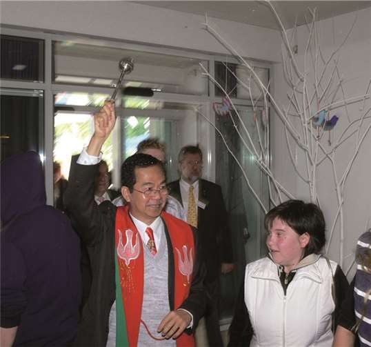 Pastor Phu Tho Mai verlieh anlässlich der Festveranstaltung dem neuen Schulgebäude den christlichen Segen.