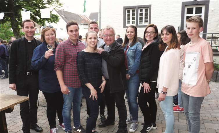 Pastor Ralf Birkenheier (M.) und Kaplan Zillgen (l.) sind zu Recht sehr stolz auf das Orga-Team der Rom-Wallfahrer.  privat