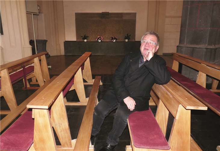 Pastor Ralf Birkenheier, der täglich die fortschreitenden Renovierungsarbeiten bewundert, freut sich jetzt schon auf die Christmette am Heiligen Abend.-FRE-