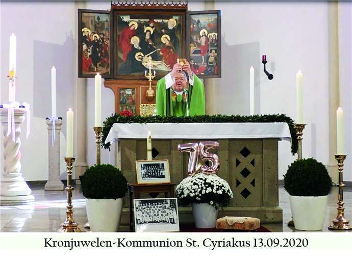 Pastor Ralf Birkenheier (hier bei der Wandlung) zelebrierte einen denkwürdigen Gottesdienst.