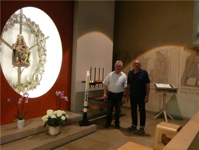Pastor Ralf Birkenheier (li.) und Rainer Hilger stellten die Wallfahrer-Kerze auf. Foto: privat