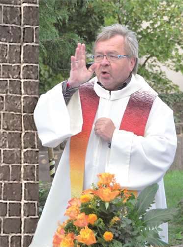 Pastor Ralf Birkenheier segnete die Kapelle.