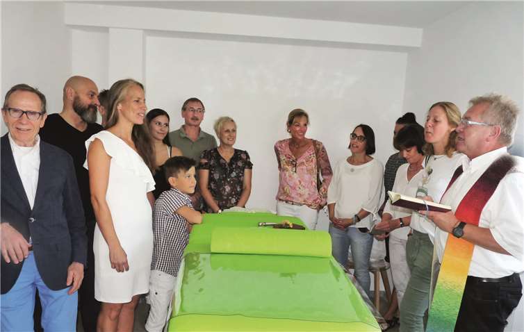 Pastor Ralf Birkenheier segnete die neuen Räumlichkeiten der Physiotherapie-Praxis von Imke Effertz (3.v.l. ein. Foto: FRE