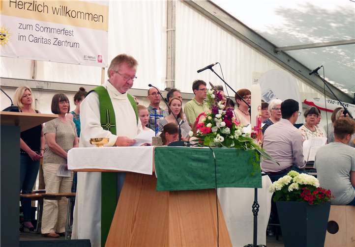 Pastor Ralf Birkenheier zelebrierte einen festlichen Gottesdienst im Festzelt.