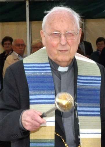 Pastor Richter (†) bei der Einsegnung des Rasenplatzes in Herresbach. -BS-