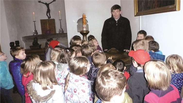 Pastor Thieser begrüßte alle Kinder zur Kirchenführung.privat