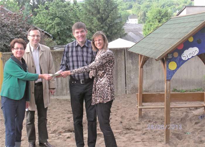 Pastor Thieser erhielt eine Spende von 1.250 Euro für die Sanierung des Kindergartendaches. privat