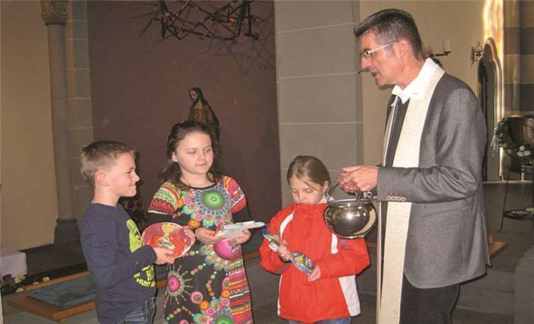 Pastor Veit segnete die selbst getöpferten Weihwasserbecken der Kommunionkinder. privat