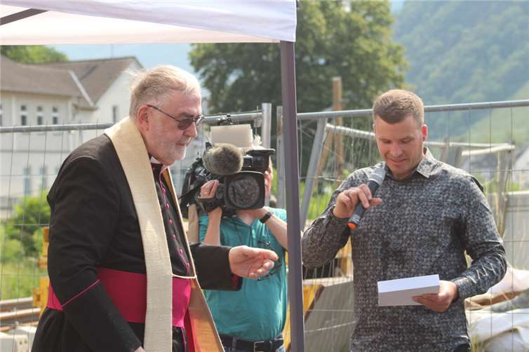 Brückenschlag mit Bedeutung Pastor Wilfried Schumacher übergab Ortsbürgermeister David Fuhrmann eine Plakette mit dem Brücken-Schutzheiligen St. Nepomuk.