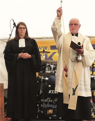 Hausbauunternehmen ist auf solidem Wachstumskurs  Pastor i.R. Stephan Augst von der Katholischen Kirche Mendig gab dem Neubau den kirchlichen Segen, während die Vikarin Michelle Kirchner von der Evangelischen Kirche Mendig ihre kurze Predigt den Mitarbeitern widmete.