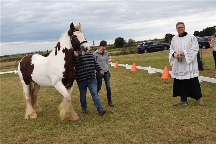 Pastoralreferent Simon Beranek segnete die Tiere. Fotos: EICH