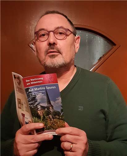 Pastoralreferent Volker Collinet, Initiator des Martinswegs am Mittelrhein, kann die entstandene informative Broschüre bestens empfehlen.