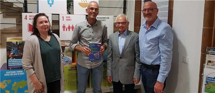 Pastoralreferentin Elisabeth Hauröder, Autor Frank Herrmann, Erster Beigeordneter Udo Seifen, Jugendpfleger Jürgen Schwarzmann.Foto: privat