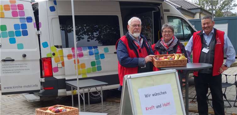 „Aus gemeinsamer Not ist große Solidarität entstanden“ Pastoralreferentin Martina Zimmer und die Diakone Hans-Josef Puch und Christoph Storb (von links) haben für die Menschen im Ahrtal ein offenes Ohr und im kirche:mobil stets frisches Obst mit im Gepäck. Foto: Julia Fröder/Bistum Trier