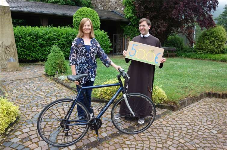 Pastoralreferentin Veronika Rass erradelte 500 Euro. Quelle: Kloster Ebernach