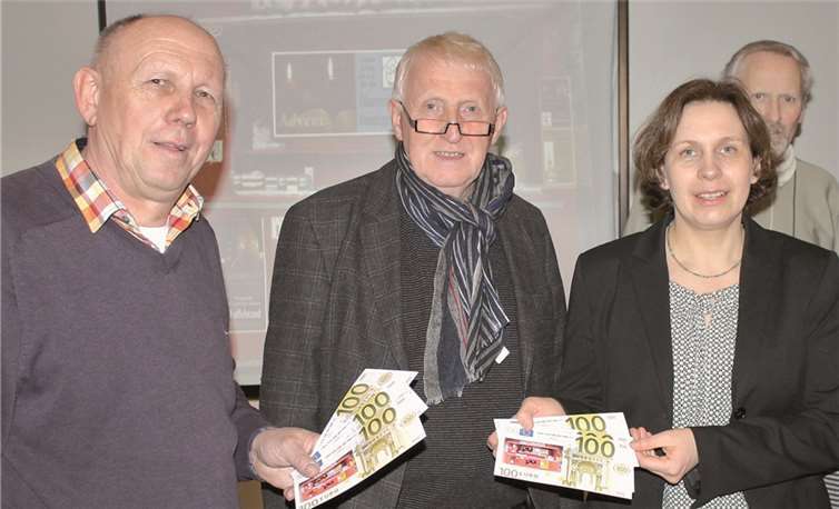 Pastorin Claudia Müller-Bück und Pfarrer Michael Eschweiler nehmen dankend die Spende entgegen. privat