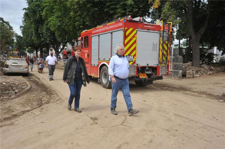 Pastorin Dr. Johanna Will-Armstrong verschaffte sich mit Kay Andresen, BethelBeauftragter für das Ahrtal, kurz nach der Flut einen Überblick über die Lage in Bad Neuenahr-Ahrweiler.  Foto: v. Bodelschwinghsche Stiftungen Bethel