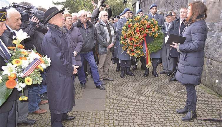 Pastorin Elisabeth Reuter sprach das Gebet vor den Toren des Friedensmuseums Remagen; vis a vis steht der Vorsitzende des Friedensmuseums und Ex-Bürgermeister von Remagen Hans Peter Kürten. AB