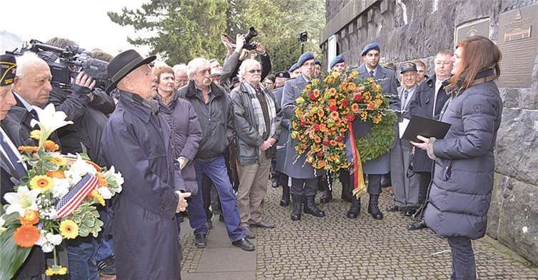 Pastorin Elisabeth Reuter sprach das Gebet vor den Toren des Friedensmuseums Remagen; vis a vis steht der Vorsitzende des Friedensmuseums und Ex-Bürgermeister von Remagen Hans Peter Kürten. AB
