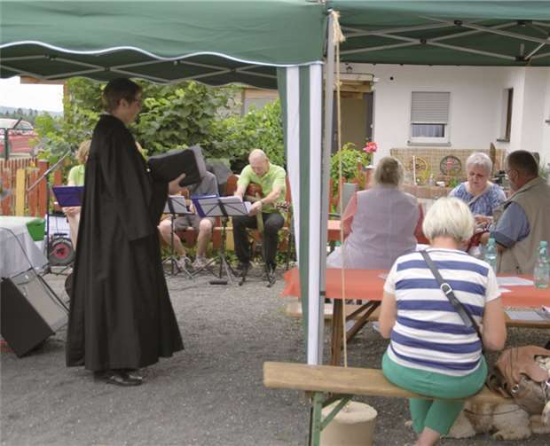 Pastorin Heike Gluth fand genau die richtigen Worte, um den teilnehmenden Tierfreunden Gottes Botschaft zu verkünden. privat