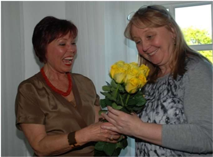 Pastpräsidentin Dr. Danièle Perrier gratuliert der neuen Präsidentin Corinna Witzel (v.l.). privat