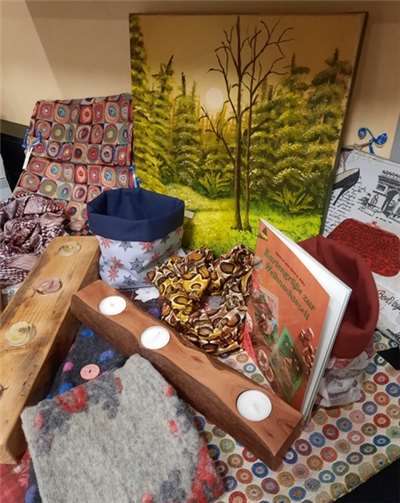Patchworkdecken, Wandbehänge, Taschen, Stricksachen, Holzdeko und vieles mehr wird bei der Ausstellung angeboten.