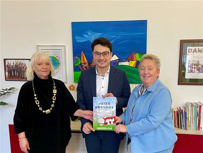 Patenurkunde ausgehändigt: v.l. Rita Zeitzem vom Jugendamt Koblenz, Spielplatzpate Philip Rünz, Bürgermeisterin Ulrike Mohrs. Foto: Susan Krause / Stadt Koblenz