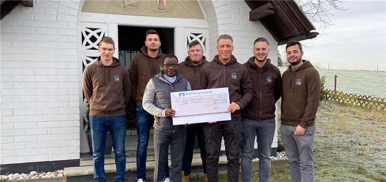 Pater Abbé Thibault freute sich über insgesamt 800 Euro für seine ehemalige Schule im Kongo.Foto: Sabine Fahl