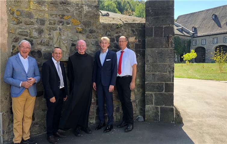 Pater Andreas Werner (Mitte) begrüßte auf dem Gelände der Abtei Minister Konrad Wolf (2. v. l.), Gernot Mittler (l.) und Marc Ruland (2. v. r.). privat