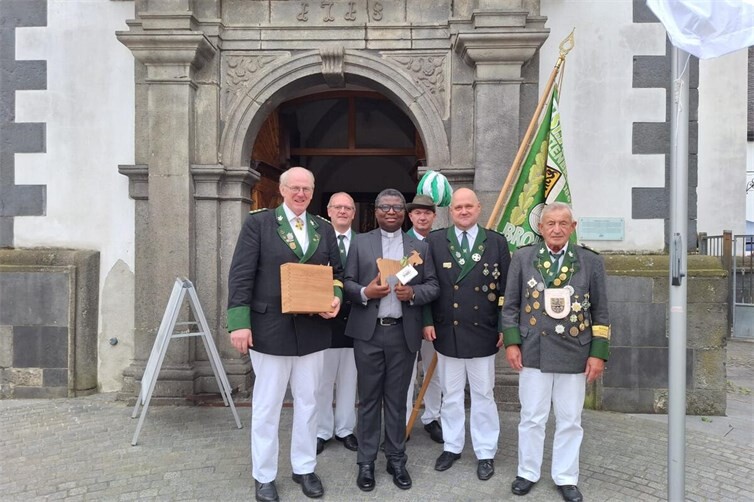 Pater Anthony im Kreise der Brohler Matthias-Schützen