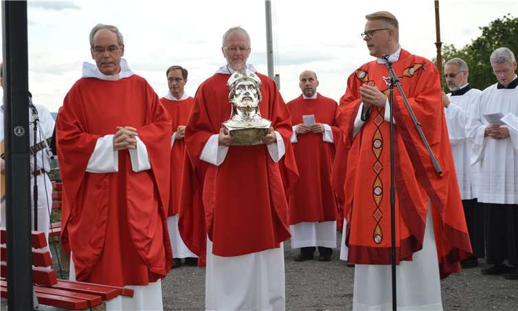 Pater Bartholomé, Pater Cornelius und Dechant Pastor Frank Klupsch mit der silbernen Apollinaris-Büste.Fotos: -AB-