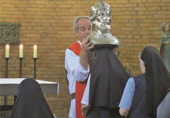 Pater Bartholomé brachte mit der Kopfbüste des heiligen Apollinaris den Segen. privat