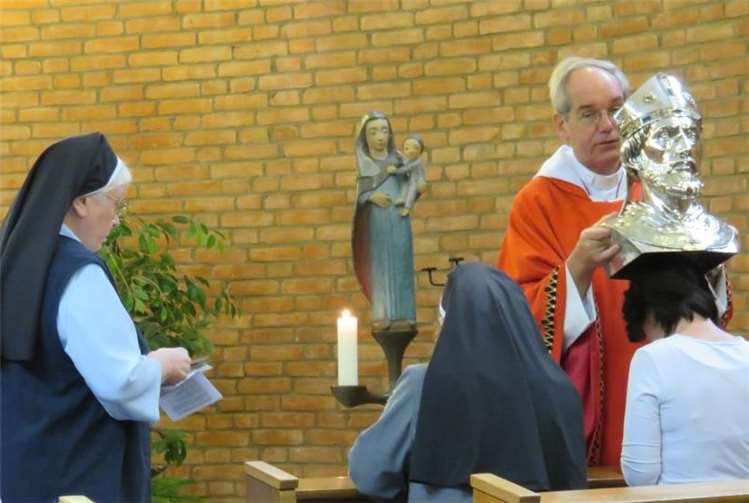 Pater Bartholomé segnete die Mitarbeiter und Patienten des Verbundskrankenhauses. privat