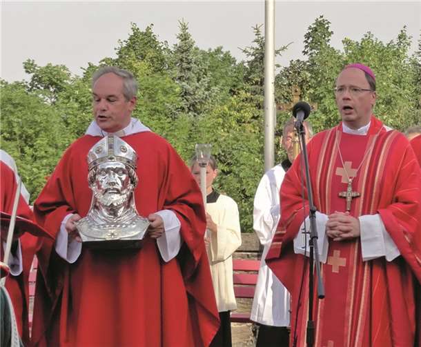 Pater Bartholomé und Bischof Stefan Ackermann im vergangene Jahr. E. Wacker