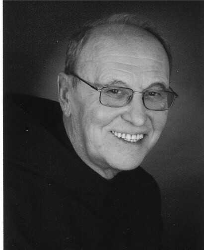 Pater Basilius, Archivar der Abtei Maria Laach, gibt interessante Einblicke in die Klostergeschichte. privat