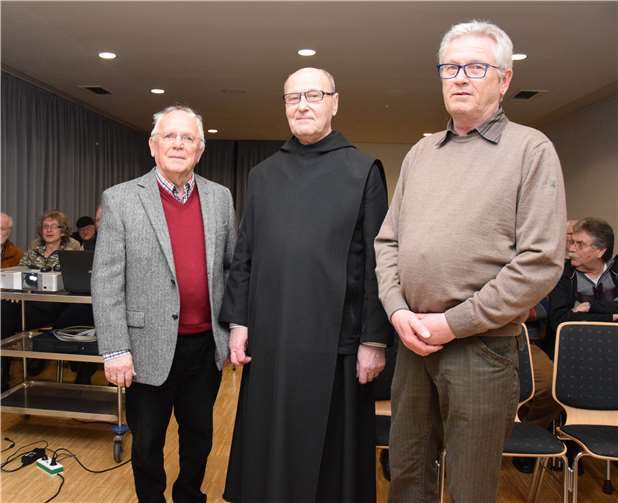 Pater Basilius Sandner (Mitte), Wolfgang Horch (li.), Geschäftsführer des PlaidterGeschichtsvereins, Frank Neupert (re.) 1. Vorsitzender des Vereins. Fotos: -UBU-