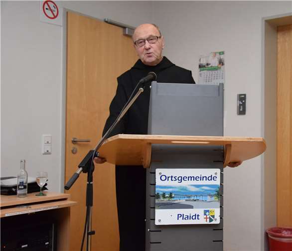 Pater Basilius Sandner zog das Publikum mitseinem spannenden Vortrag in seinen Bann.