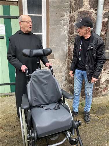 Pater Basilius zusammen mit Karl-Heinz Römer bei der Übergabe des behindertengerechten Rollstuhls.  Foto: Heinz Lempertz