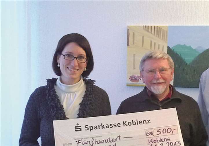 Pater Damasus Pilarek (m.) nahm den Scheck aus den Händen von Stefanie Bogner und Dirk Mettler entgegen.  Privat